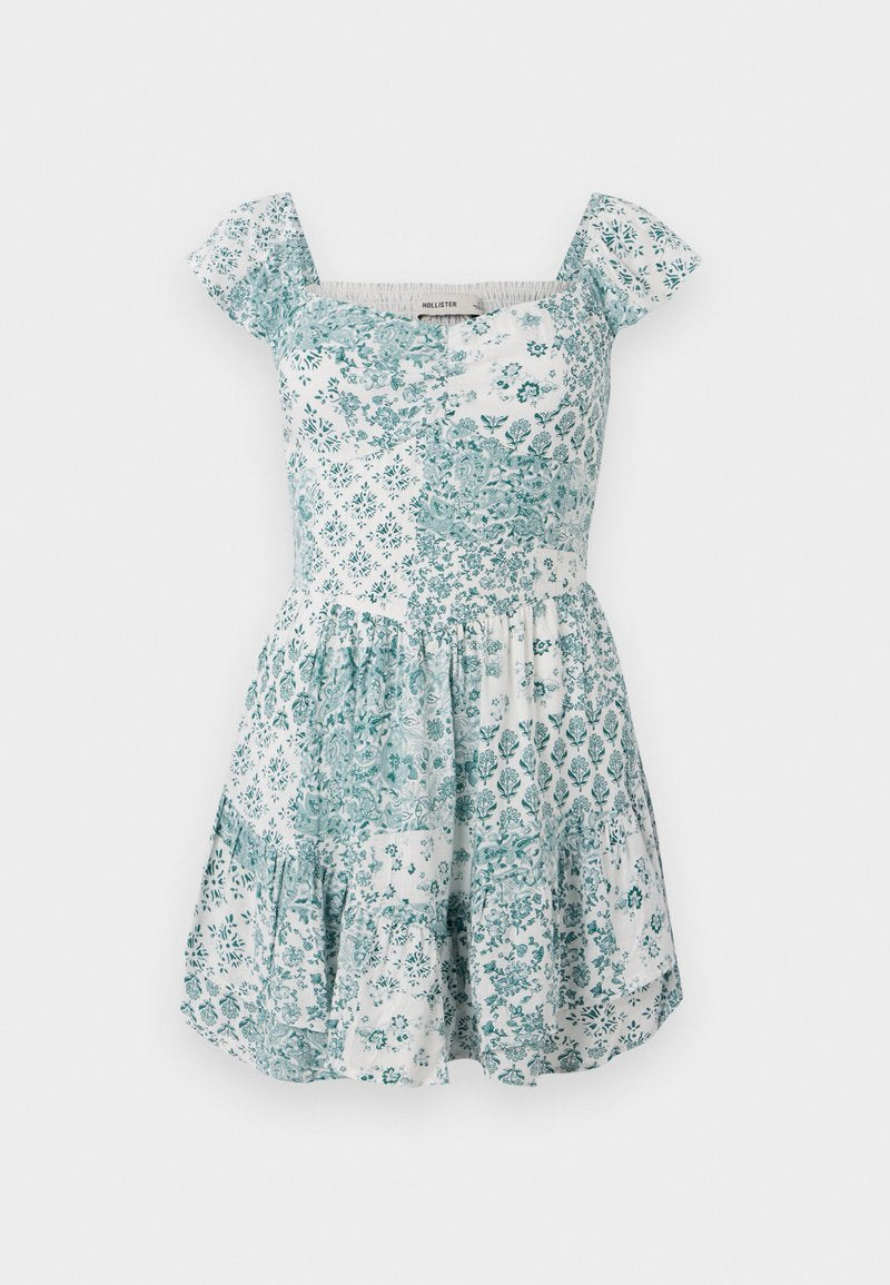 Weiße, kurze Sommerkleid mit türkisfarbenen Blumen- und geometrischen Patchwork-Mustern, kurzen Ärmeln, quadratischem Ausschnitt und ausgestellt Rock.