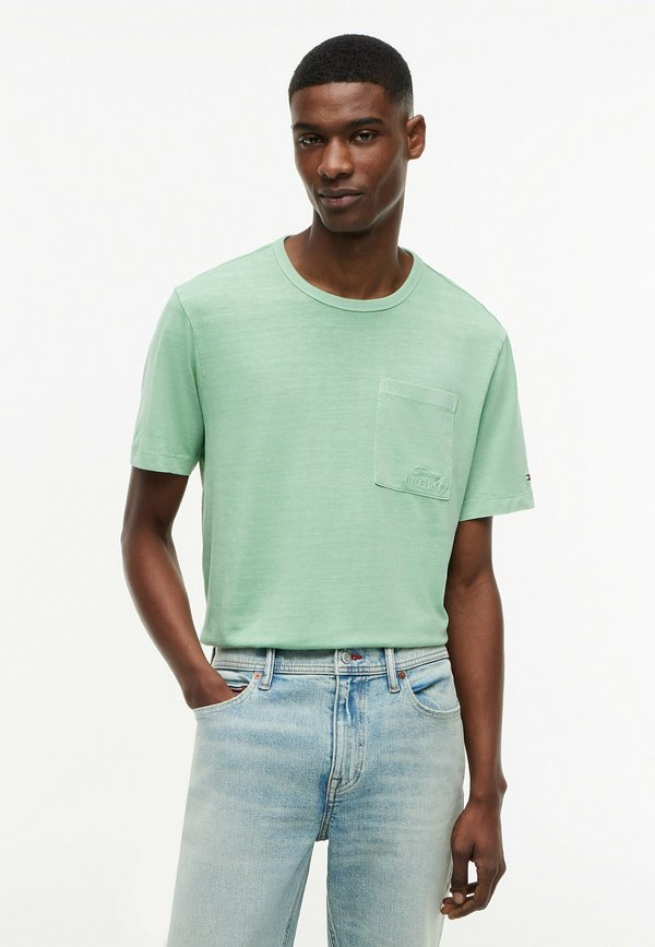 Tommy Hilfiger TOMMY HILFIGER PATCH POCKET WASHED T-SHIRT - Basic T-shirt - cut grass