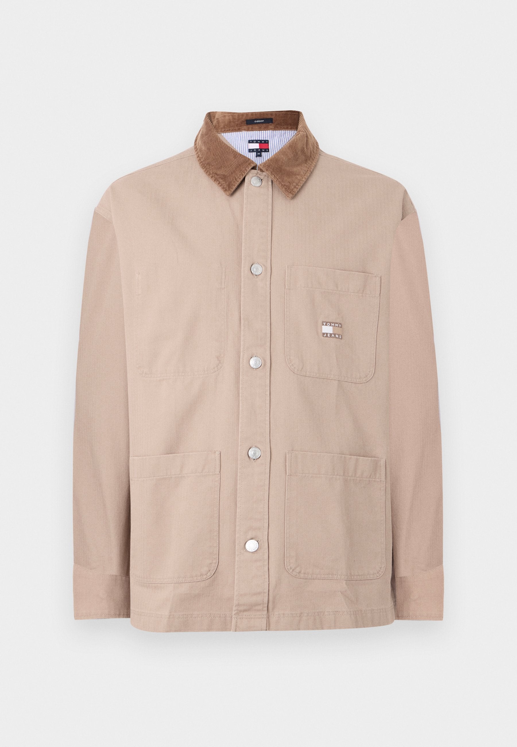 Beige Knopfjacke mit braunem Cordkragen, Brusttasche mit Tommy Jeans-Logo und zwei unteren Fronttaschen.