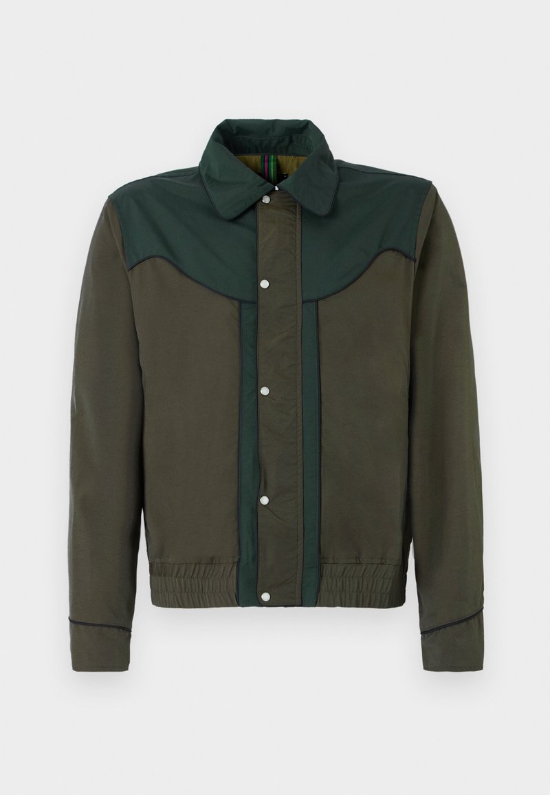 Grüner und brauner Jacke mit Druckknopfverschluss, einem Kragen sowie elastischen Bündchen und Saum. Sie hat kontrastierende Farbstreifen und eine subtile Textur.