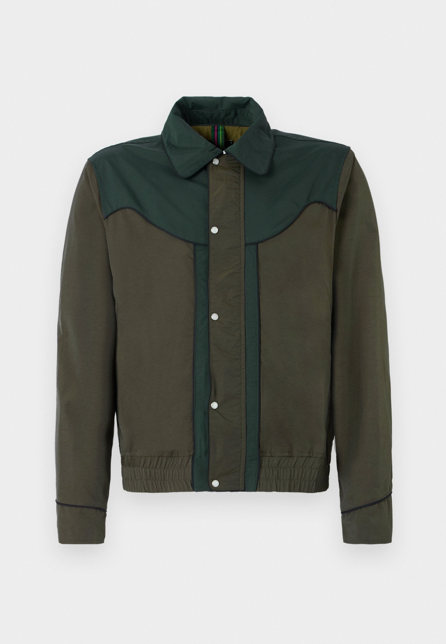 Grüner und brauner Jacke mit Druckknopfverschluss, einem Kragen sowie elastischen Bündchen und Saum. Sie hat kontrastierende Farbstreifen und eine subtile Textur.