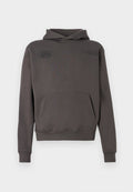 Dunkelgrauer Kapuzenpullover mit vorderer Kängurutasche und dezenten schwarzen Drucklogos auf der Brust, vor einem weißen Hintergrund präsentiert.