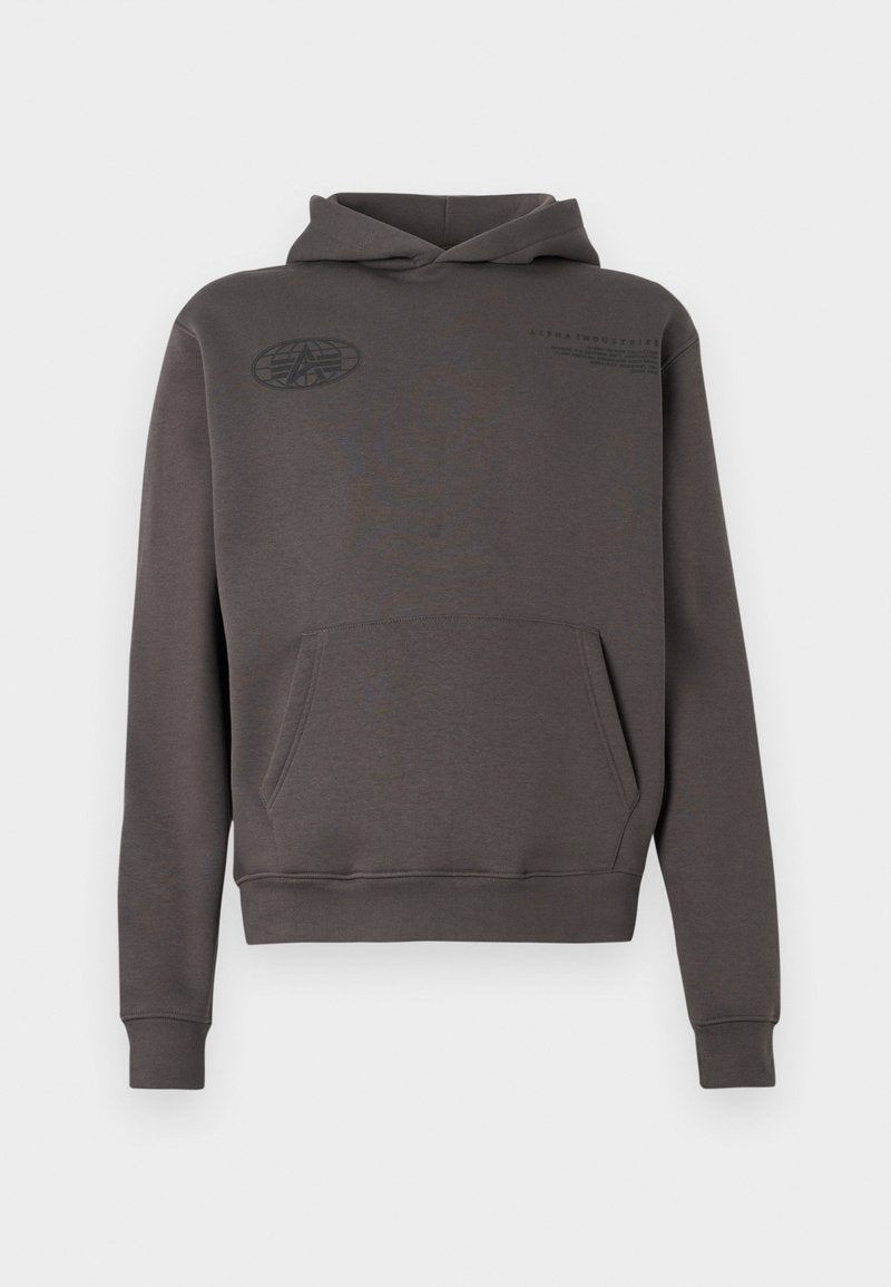 Dunkelgrauer Kapuzenpullover mit vorderer Kängurutasche und dezenten schwarzen Drucklogos auf der Brust, vor einem weißen Hintergrund präsentiert.