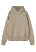 Tannfarbener Kapuzenpullover mit einer Fronttasche, gerippten Bündchen und Saum. Aus weichem Material gefertigt, mit einem dezenten Logo auf der Brust.