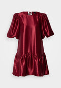 Rotes Satin-Minikleid mit Puffärmeln, rundem Ausschnitt und gebundenem Rücken. Es hat einen rüschigen Saum und eine glatte Textur.