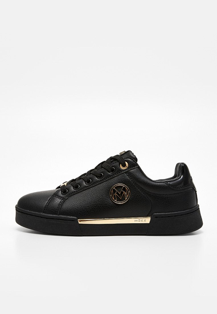 Schwarzer Sneaker mit niedrigem Schaft und goldenen Akzenten, rundem Logo an der Seite, Schnürverschluss und schwarzer Sohle vor weißem Hintergrund.
