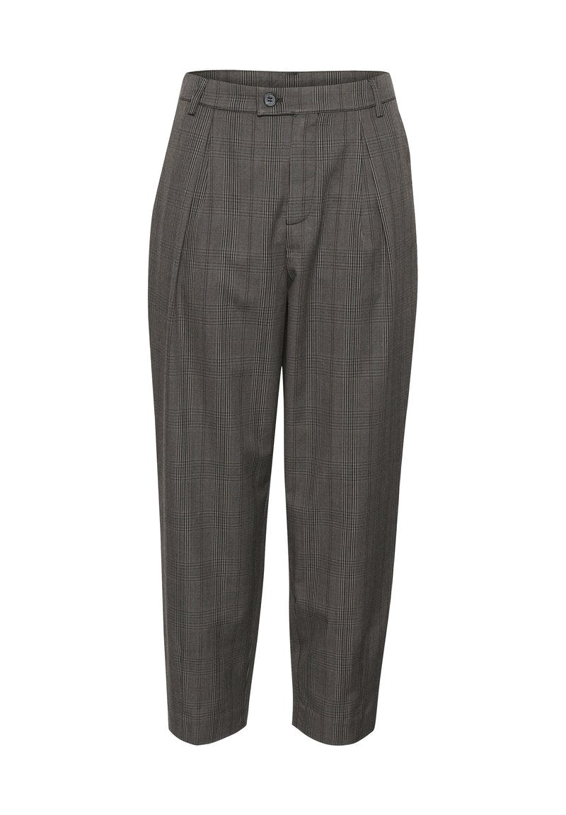 Graue karierte Hose mit hoher Taille, Falten, einem einzelnen Knopfverschluss und schmal zulaufenden Beinen. Das Material wirkt glatt und hat eine leichte Textur.