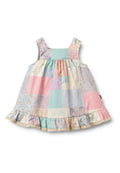 Patchwork-Kleid in verschiedenen Pastellfarben und mit floralem Muster, mit einem Rüschensaum und breiten Schultergurten. Aus Baumwollstoff.