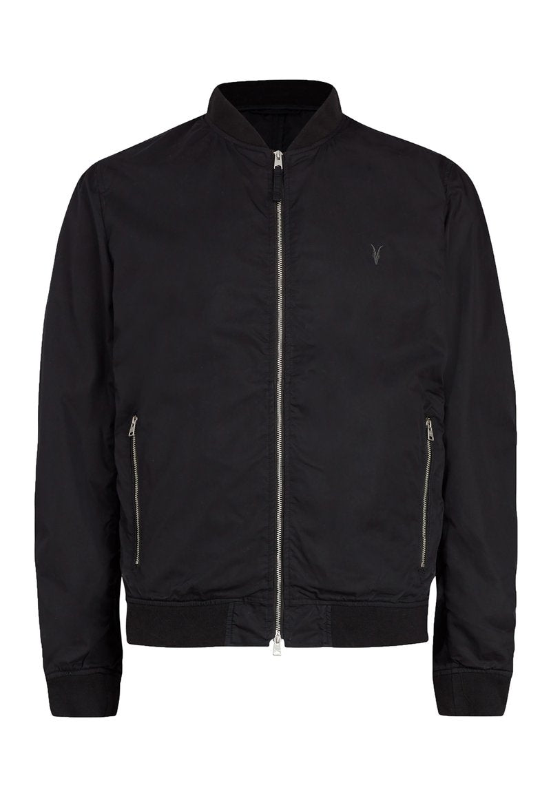 Schwarze Bomberjacke aus glattem Stoff, mit Reißverschluss, zwei Seitentaschen und gerippten Bündchen und Saum. Gesticktes Logo auf der Brust.
