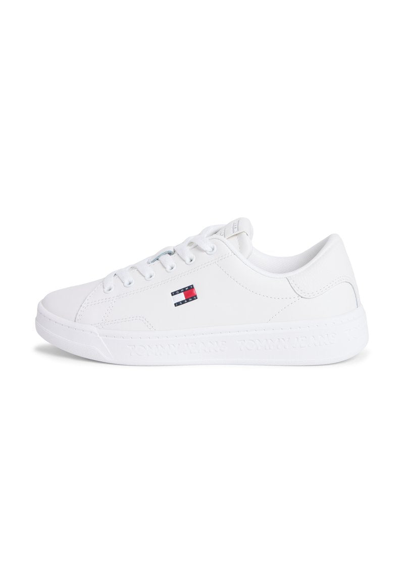 Weiße Sneakers aus glattem synthetischem Material mit niedrigem Schnitt, Schnürverschluss und eingeprägtem Markennamen auf der Sohle.