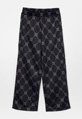 Schwarze, weit geschnittene Hose aus glattem Stoff, mit einem durchgehenden Muster aus dem Wort "HUGO" in Grau. Elastischer Bund für Komfort.