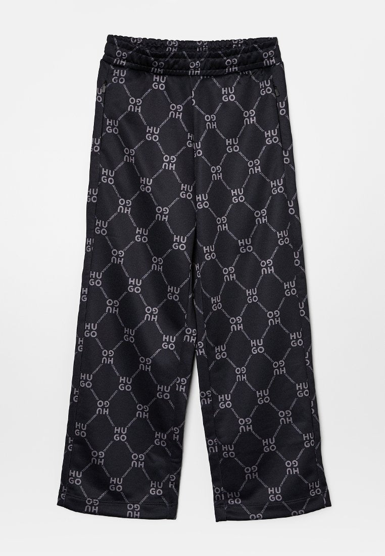 Schwarze, weit geschnittene Hose aus glattem Stoff, mit einem durchgehenden Muster aus dem Wort "HUGO" in Grau. Elastischer Bund für Komfort.