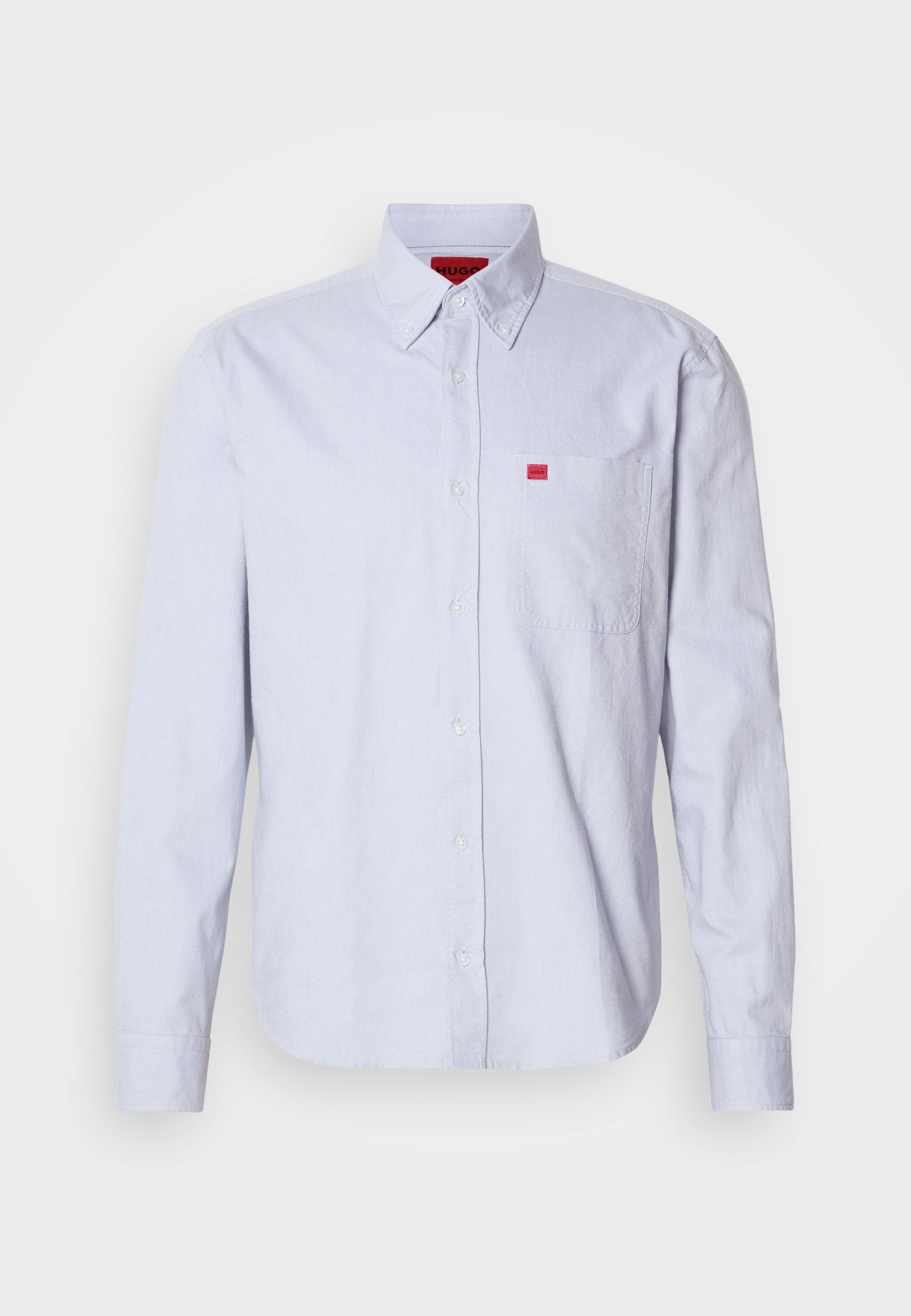 Hellblaues Hemd mit Knöpfen aus Stoff mit glatter Textur. Verfügt über ein kleines rotes Logo auf der Brusttasche und einen Button-Down-Kragen.