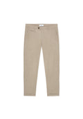 Hellbeige Hose aus strukturiertem Stoff, mit seitlichen und hinteren Taschen, Knopfverschluss und einem schmal zulaufenden Beinabschluss.