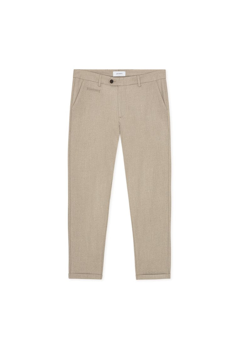 Hellbeige Hose aus strukturiertem Stoff, mit seitlichen und hinteren Taschen, Knopfverschluss und einem schmal zulaufenden Beinabschluss.