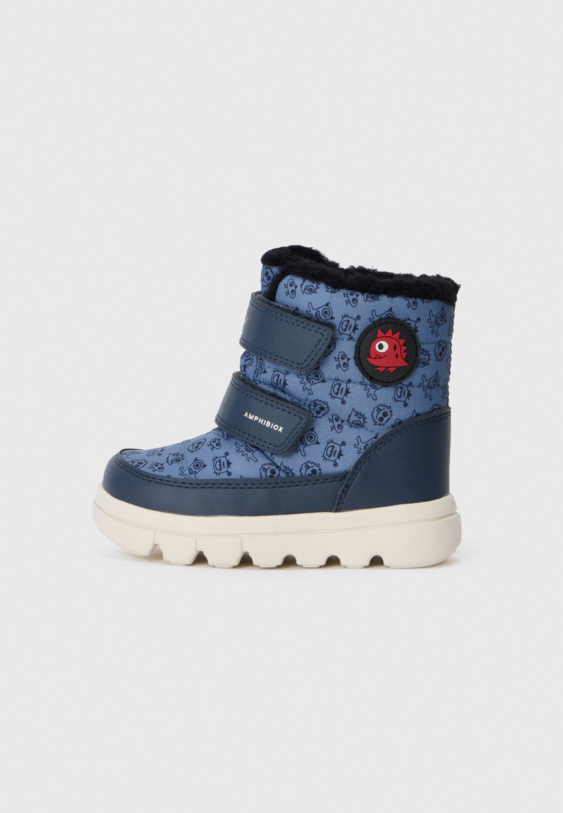 Navyblaue wasserdichte Stiefel mit einem gemusterten Obermaterial, zwei Klettverschlüssen, einem weichen schwarzen Futter aus Fell und einem roten Fisch-Logo an der Seite.