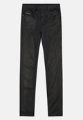 Schwarze Jeans aus Denim mit schmaler Passform, Knopfverschluss und einem kleinen roten Logo-Ausschnitt. Glatte Textur mit leichtem Glanz.