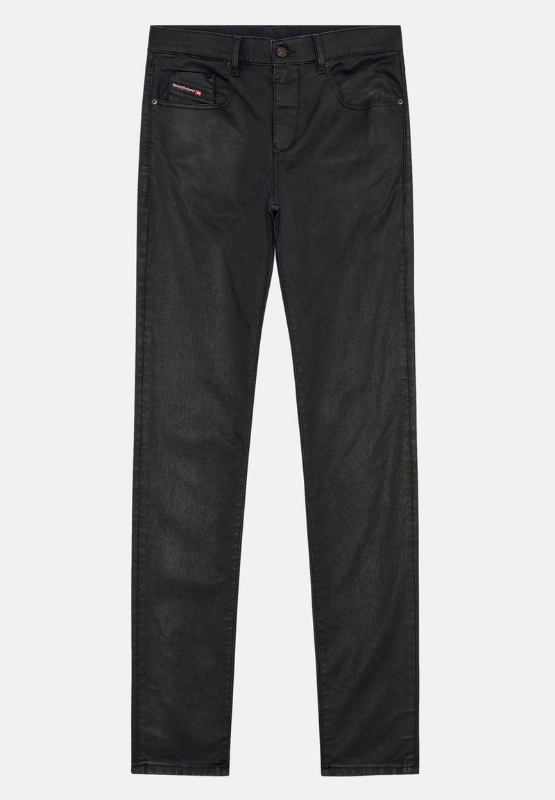 Schwarze Jeans aus Denim mit schmaler Passform, Knopfverschluss und einem kleinen roten Logo-Ausschnitt. Glatte Textur mit leichtem Glanz.