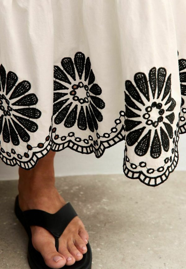 New Look FLORAL EMBROIDERED TIERED MIDI