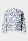 Weiße gesteppte Jacke mit blauem Blumen- und Paisley-Muster, Druckknopfleiste, zwei großen Taschen vorne und rundem Kragen.