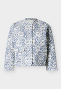 Weiße gesteppte Jacke mit blauem Blumen- und Paisley-Muster, Druckknopfleiste, zwei großen Taschen vorne und rundem Kragen.
