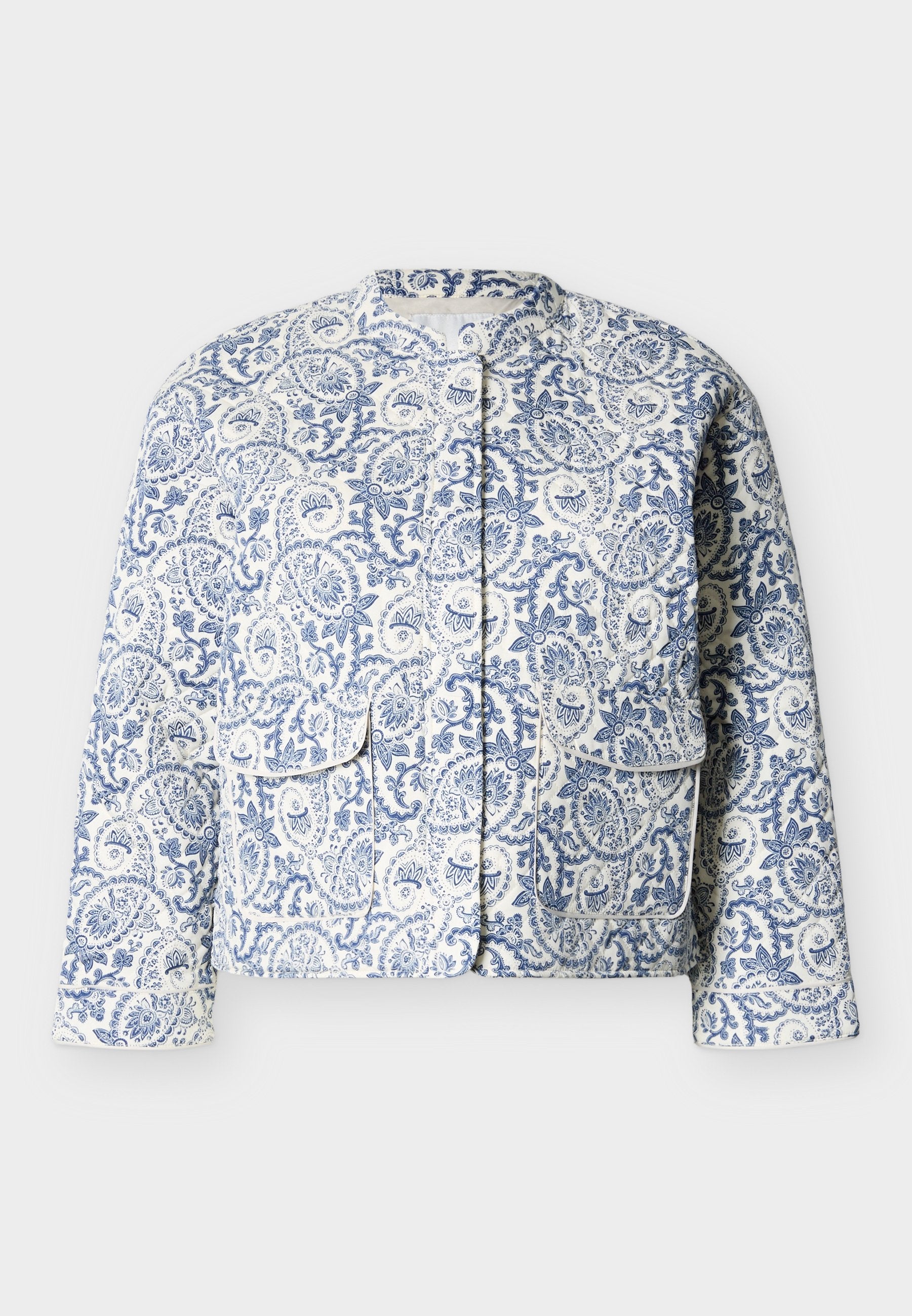 Weiße gesteppte Jacke mit blauem Blumen- und Paisley-Muster, Druckknopfleiste, zwei großen Taschen vorne und rundem Kragen.