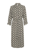 Langes schwarz-weiß gemustertes Kleid mit einem Kragenhalsausschnitt, tailliertem Bund und langen Ärmeln, die ein florales Design zeigen.