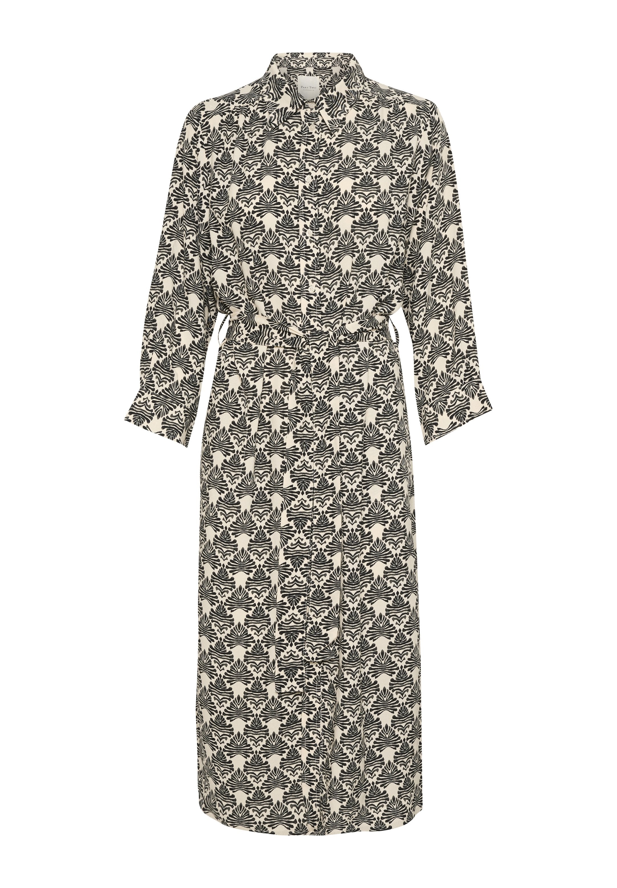 Langes schwarz-weiß gemustertes Kleid mit einem Kragenhalsausschnitt, tailliertem Bund und langen Ärmeln, die ein florales Design zeigen.