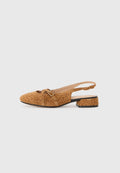 Slingback-Schuh in einem tanfarbigen Leopardenmuster mit strukturiertem Wildlederfinish, abgerundeter Zehenpartie und niedrigem Blockabsatz. Verfügt über eine dekorative Schnalle.