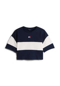 Marineblaues, kurz geschnittenes T-Shirt mit breitem weißen horizontalem Streifen über Brust und Ärmeln, mit kleinem Tommy Jeans Logo in der Mitte.