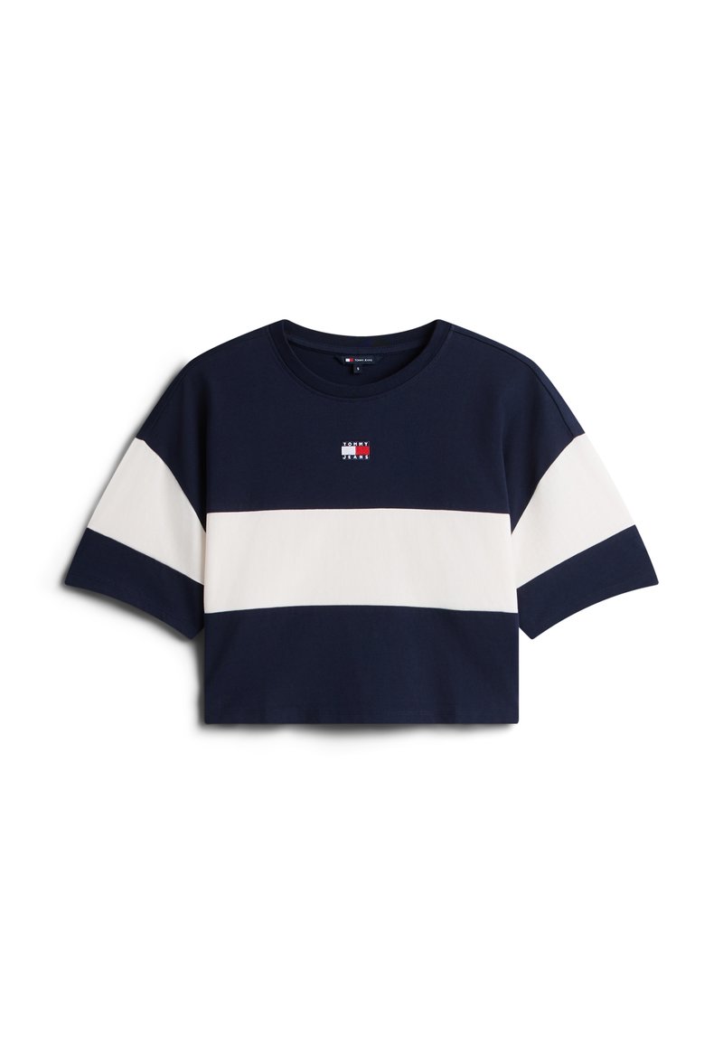 Marineblaues, kurz geschnittenes T-Shirt mit breitem weißen horizontalem Streifen über Brust und Ärmeln, mit kleinem Tommy Jeans Logo in der Mitte.