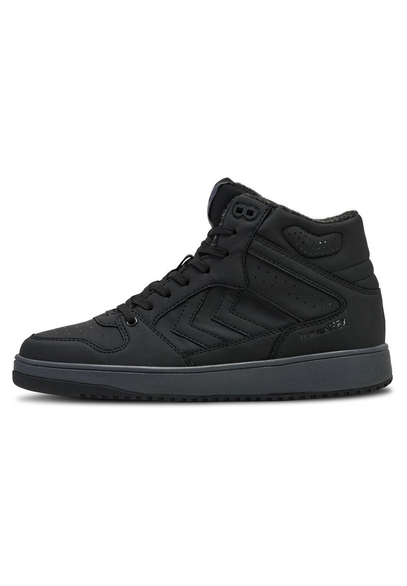 Schwarze High-Top-Sneaker aus strukturiertem synthetischem Material mit Gummisohle, ausgestattet mit perforierten Akzenten und einem gepolsterten Kragen.