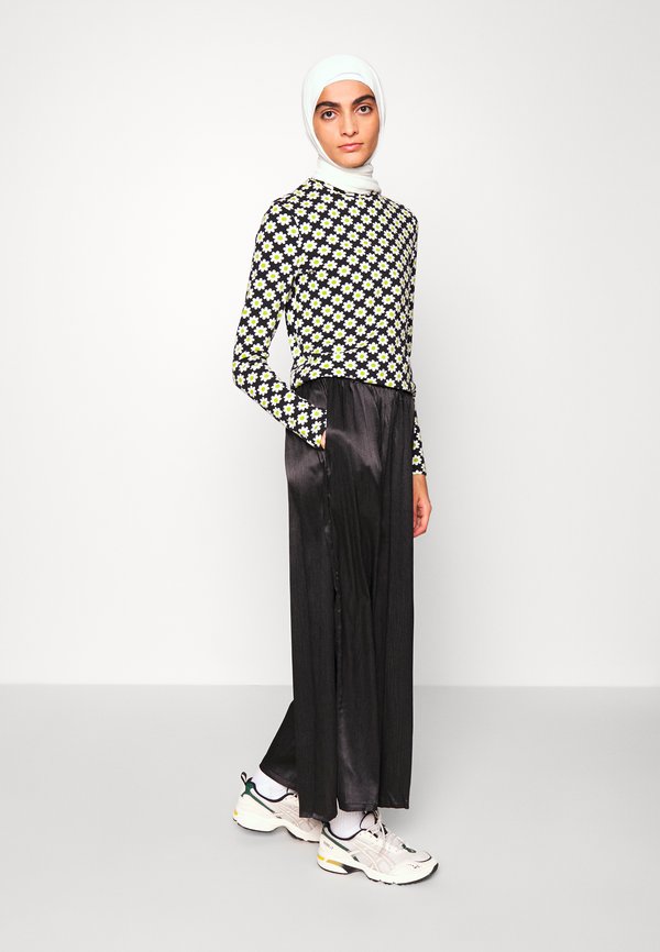 Glamorous MODEST WIDE