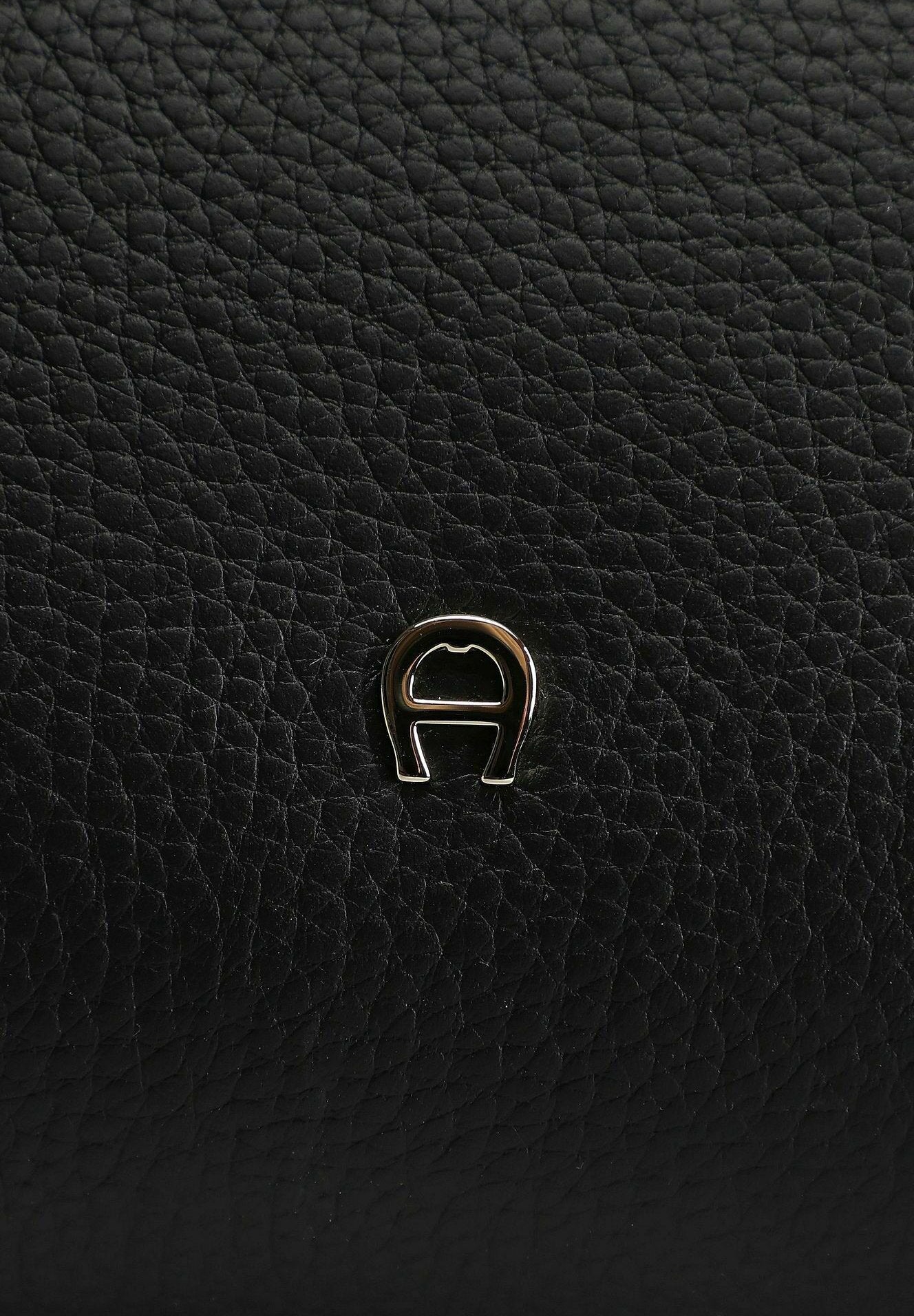 AIGNER KAYLA