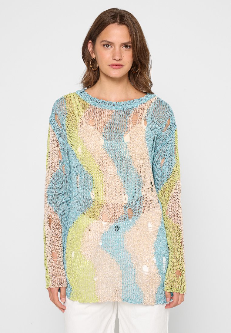 Leichter, mehrfarbiger Strickpullover mit lockerer, offener Maschenstruktur; zeigt abstrakte Muster in Blau, Grün und Beige sowie große dekorative Löcher.