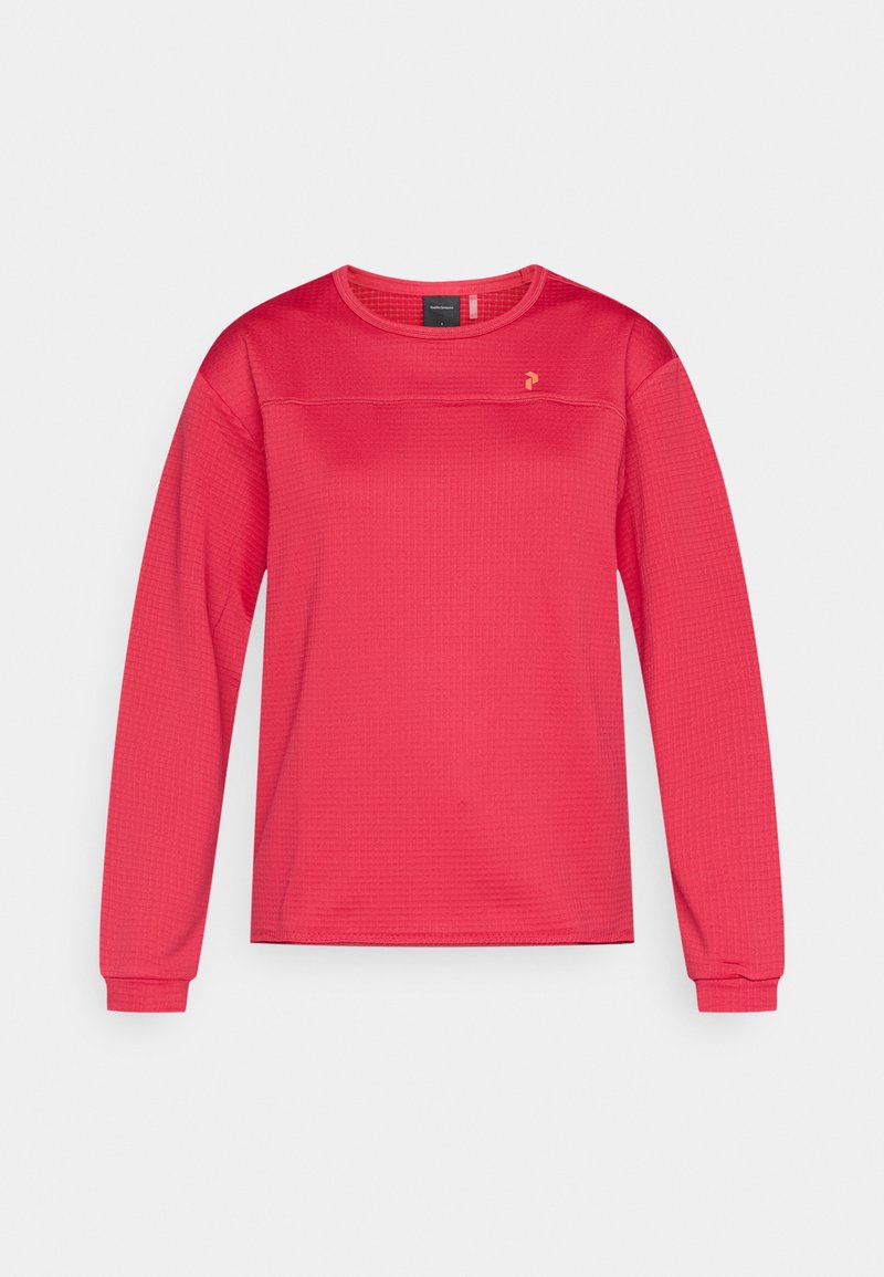 Langärmeliges rotes Rundhalsshirt mit strukturiertem Stoff und kleinem Logo auf der oberen linken Brust, dargestellt auf einem einfarbigen hellgrauen Hintergrund.