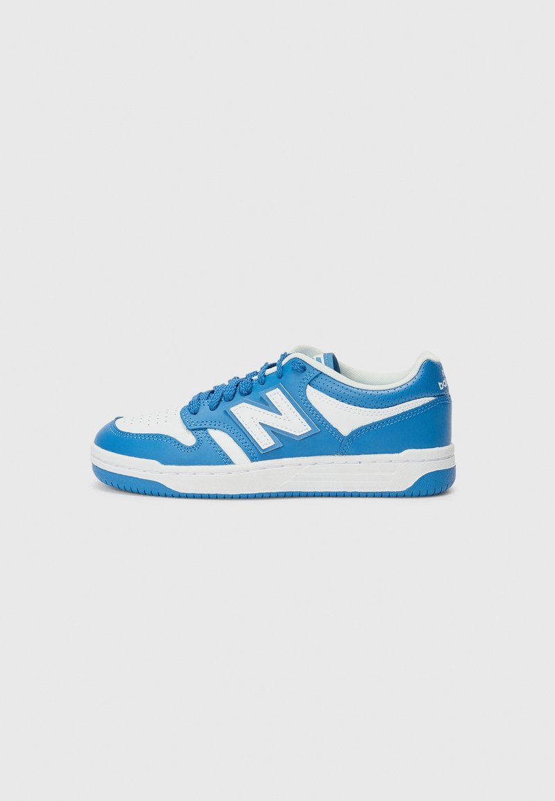 Blau-weiße Sneaker mit classic Design. Sie verfügen über ein auffälliges Logo an der Seite und sind vor einem schlichten weißen Hintergrund dargestellt.
