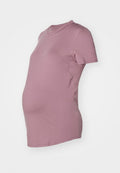 Schwangerschafts-T-Shirt aus weichem rosa Stoff, mit Rundhalsausschnitt, kurzen Ärmeln und einer taillierten Passform, die einen wachsenden Bauch berücksichtigt.