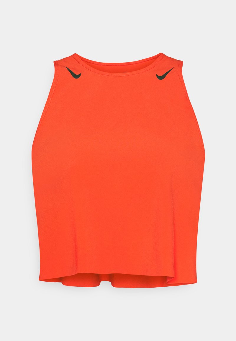 Rotes Sporttanktop mit hohem Halsausschnitt und ärmellosem Design. Schwarze Logoakzente nahe den Schultern. Glattes, leichtes Material.