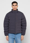 Dunkelgraue Steppjacke mit hohem Kragen, Reißverschluss vorne und horizontalen Steppnähten. Verfügt über Seitentaschen und einen lässigen Schnitt.