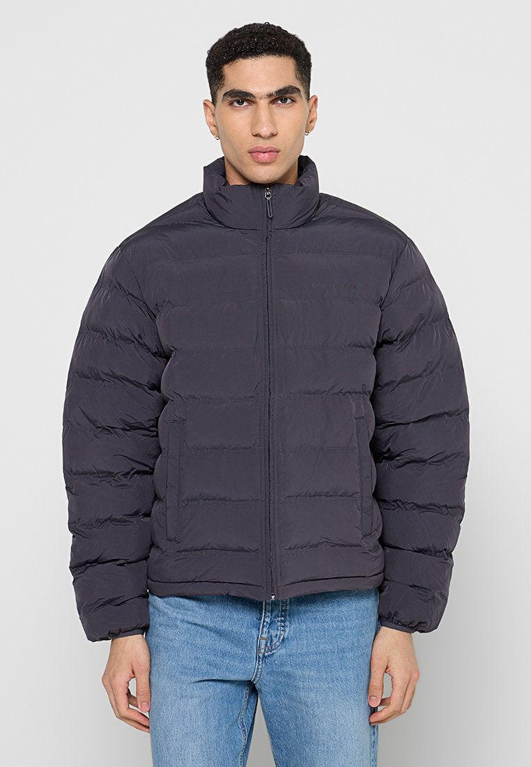 Dunkelgraue Steppjacke mit hohem Kragen, Reißverschluss vorne und horizontalen Steppnähten. Verfügt über Seitentaschen und einen lässigen Schnitt.
