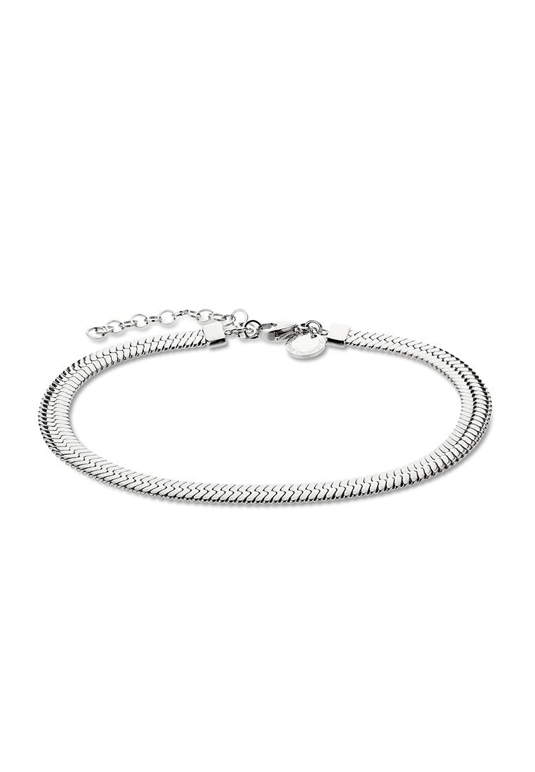 Silberne Kettenarmband mit Fischgrätmuster, ausgestattet mit einem sicheren Verschluss und verstellbarer Länge durch Verlängerungsglieder. Glatte, glänzende Oberfläche.