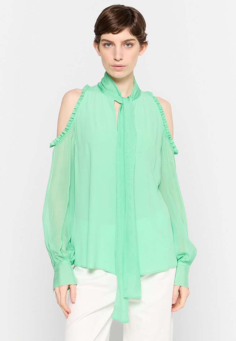 Grüne Chiffonbluse mit gerafftem Off-Shoulder-Design, langen Ärmeln und Nackenband. Glatte Textur und leichtes Material.