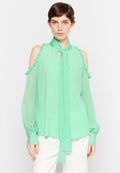 Grüne Chiffonbluse mit gerafftem Off-Shoulder-Design, langen Ärmeln und Nackenband. Glatte Textur und leichtes Material.