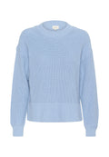 Blauer gestrickter Pullover mit rundem Ausschnitt, abgesenkten Schultern und gerippten Säumen. Verfügt über ein strukturiertes Muster und lange Ärmel.
