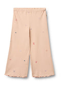 Hose mit weitem Bein aus weichem Pfirsichstoff, der eine gerippte Textur und verstreute Blumenstickereien in Rosa, Lila und Blau aufweist. Gewellter Saum.