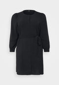 Schwarzes Kleid aus glattem Stoff mit durchgehender Knopfleiste, langen Puffärmeln und gebundenem Taillenband, das eine lässige Silhouette bietet.