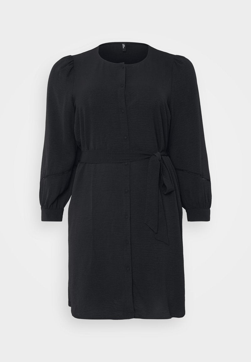 Schwarzes Kleid aus glattem Stoff mit durchgehender Knopfleiste, langen Puffärmeln und gebundenem Taillenband, das eine lässige Silhouette bietet.