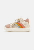 Goldfarbene metallische Sneaker mit rosa Lederakzenten, die drei farbige Streifen (blau, gelb, rot) und eine weiße Gummisohle aufweisen.