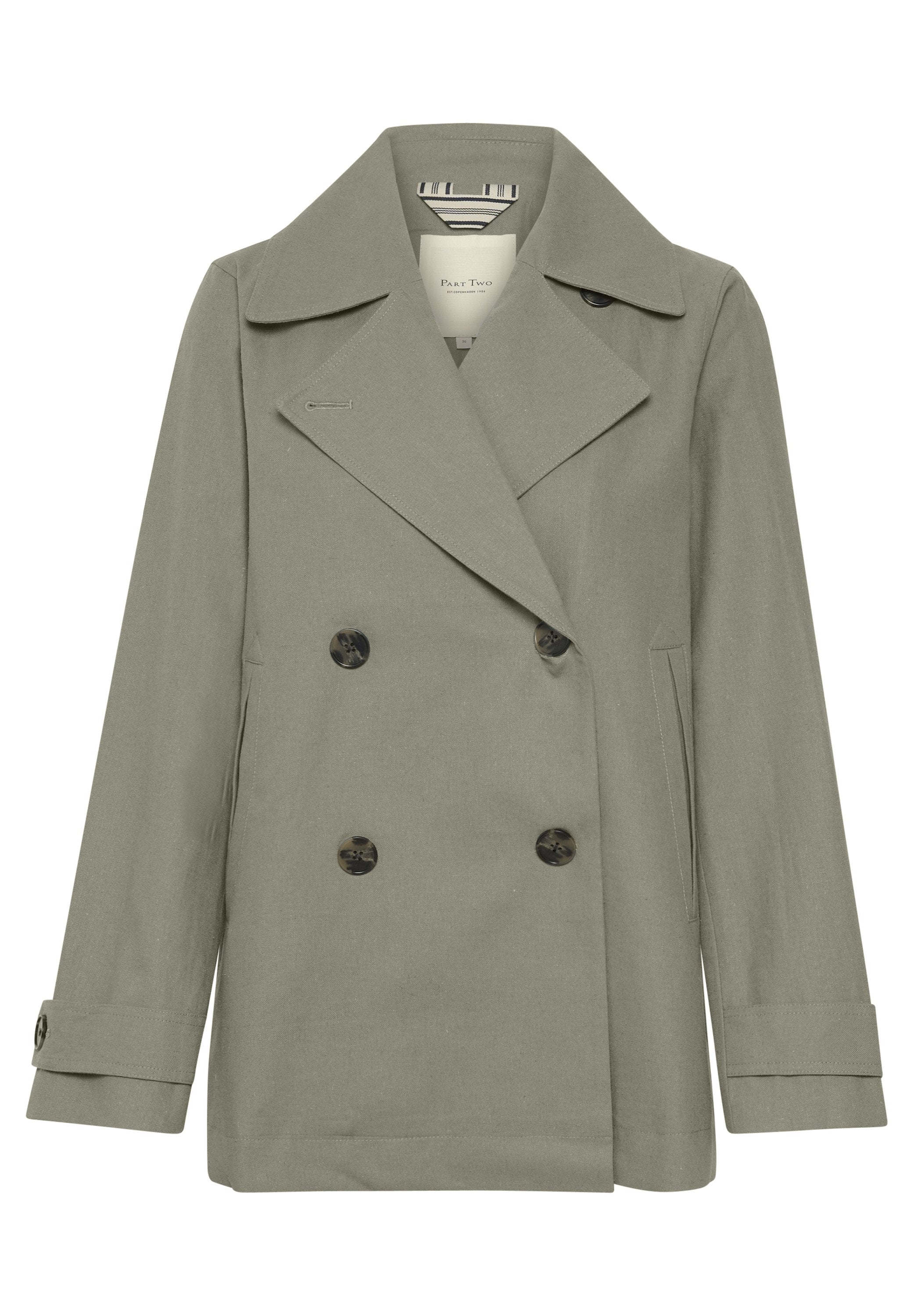 Doppelt knielanger Trenchcoat aus olivgrüner Baumwollmischung. Verfügt über große dunkle Knöpfe, einen eingeknöpften Kragen und seitliche Taschen. Glatte Textur.